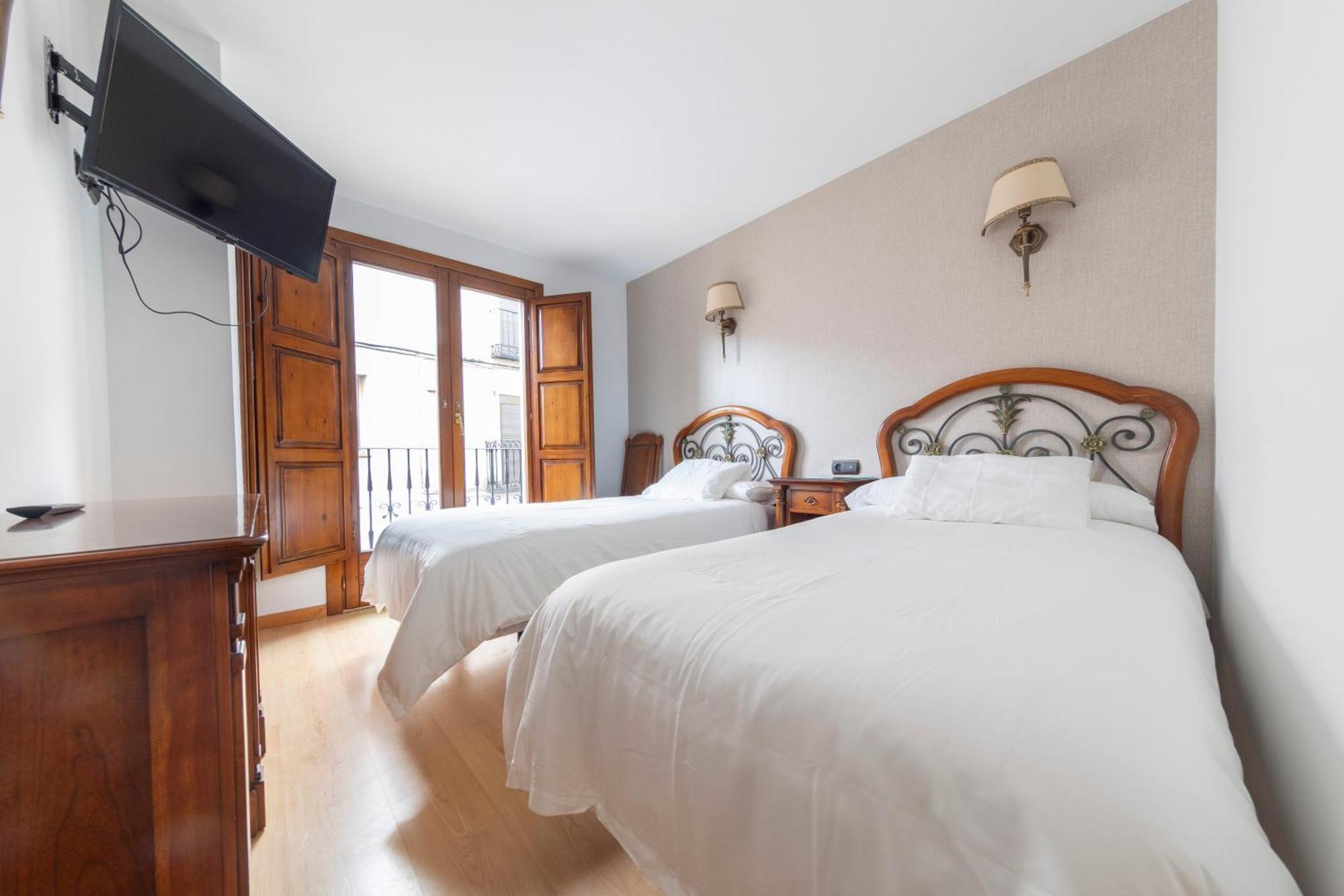 Hostal Sin Recep24H Puerta De La Villa - Pet Friendly & Restaurante Almazán Exterior foto